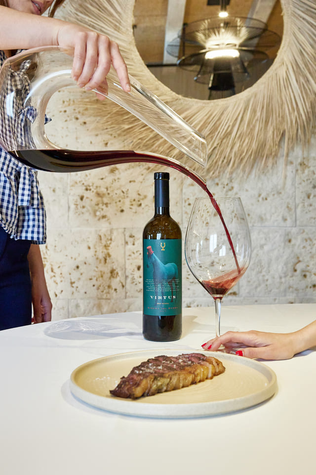 decantación de un vino Virtus Gran Reserva 2018 
